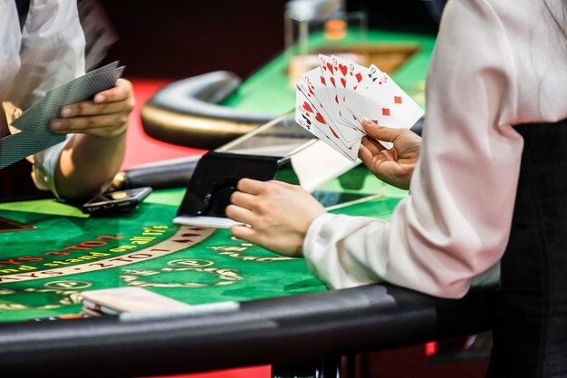Live Texas Poker table on maron toto mobile app with dealer and community cards